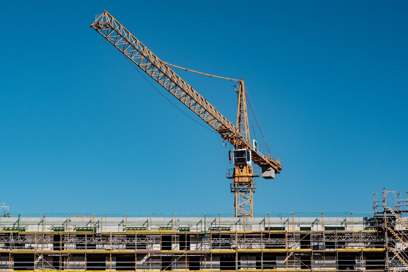 Grúa torre trabajando en una obra de edificación